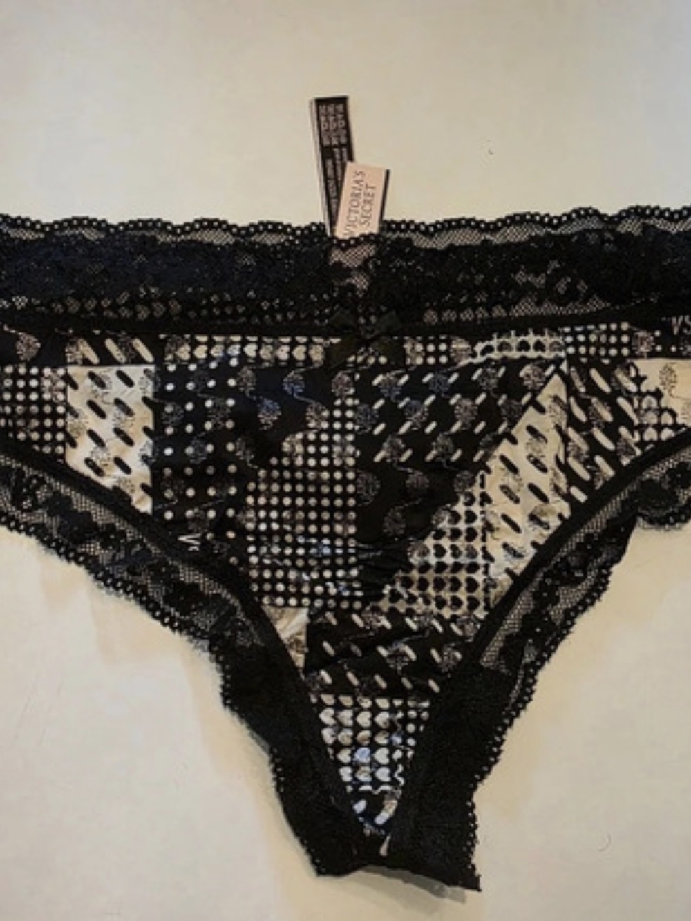 Victoria's Secret Lace Geometric Panties in Black & White